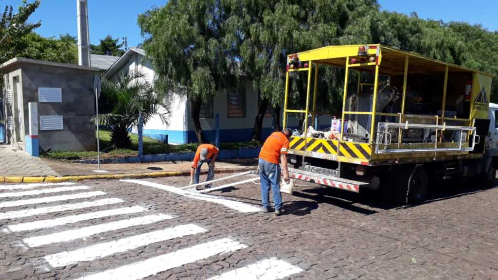 Realizada pintura de faixas nas ruas da cidade