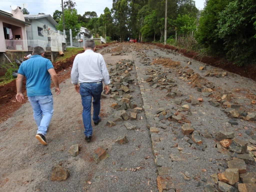 Prefeito vistoria obras em andamento