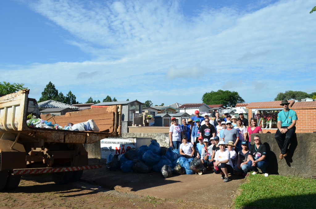 Equipe realiza mutirão de limpeza no cemitério