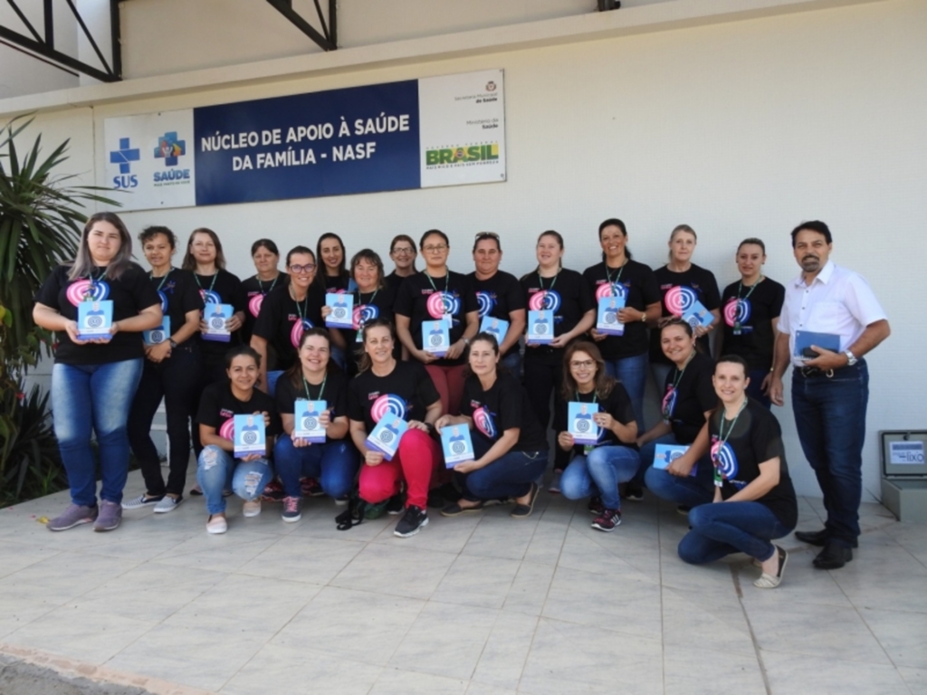 Agentes de saúde realizam panfletagem