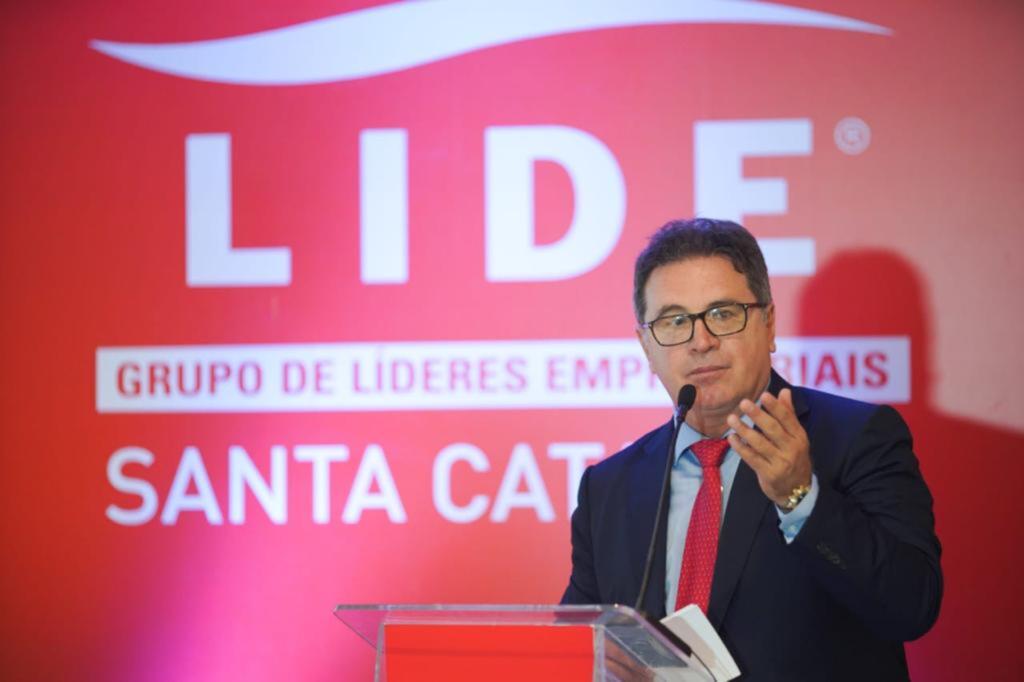 Permanência de ministro motiva carta aberta