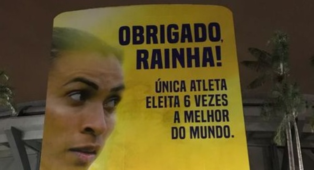 Painel com foto de Marta é instalado no Maracanã