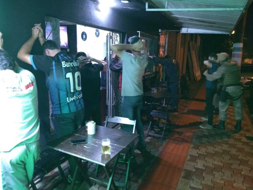Polícia Militar realiza operação em bares