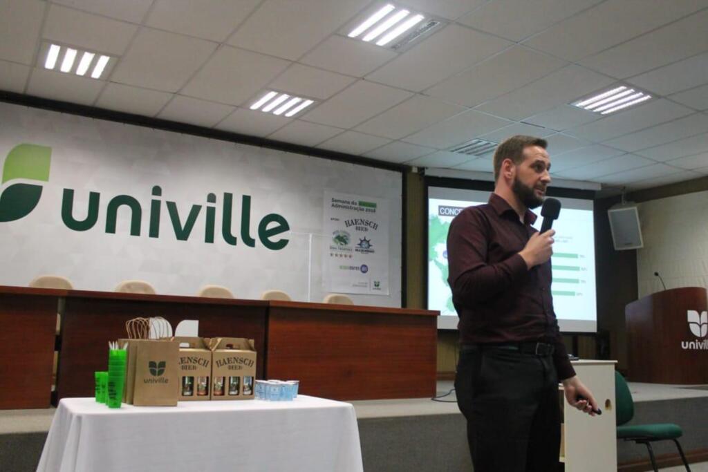 Gerente da Sicoob palestra na Univille