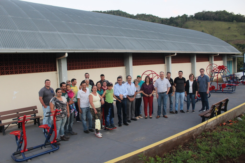 Administração inaugura academia ao ar livre