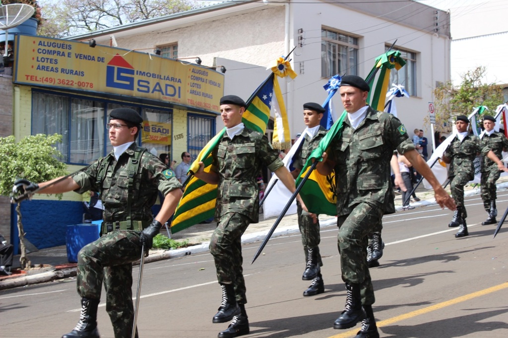 Desfile em SMOeste acontece amanhã