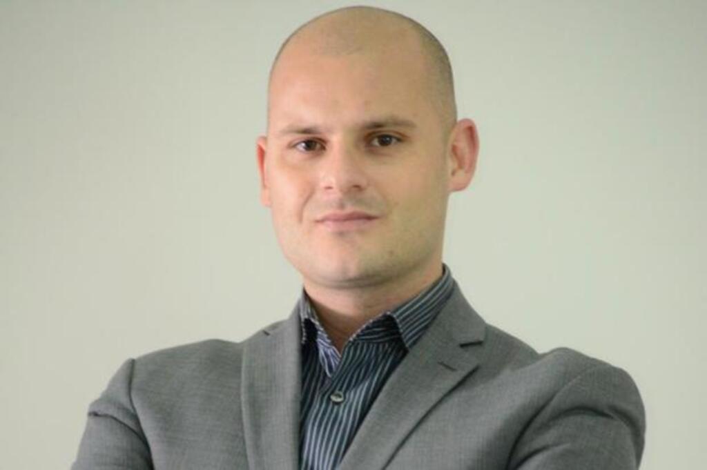 Candidato ao senado concede entrevista