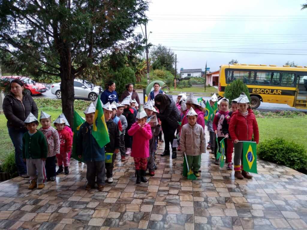  - Durante a semana, crianças realizaram homenagens em honra à pátria