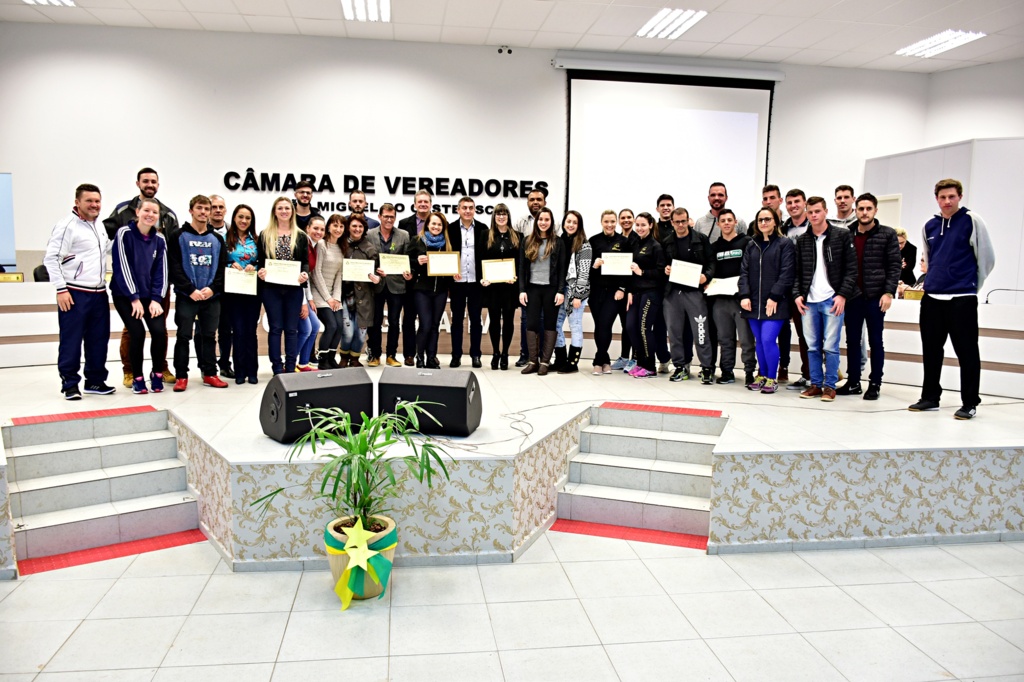 Sessão é marcada por homenagens em SMOeste