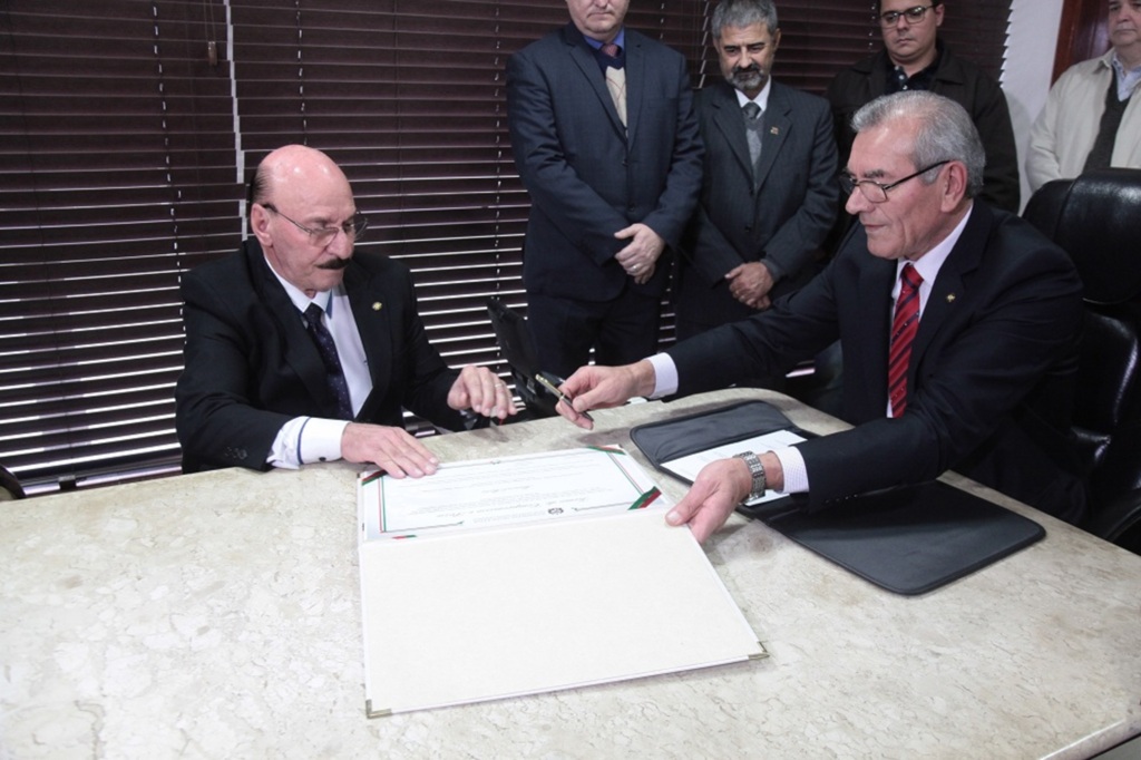 Manoel Mota assume mandato na Alesc