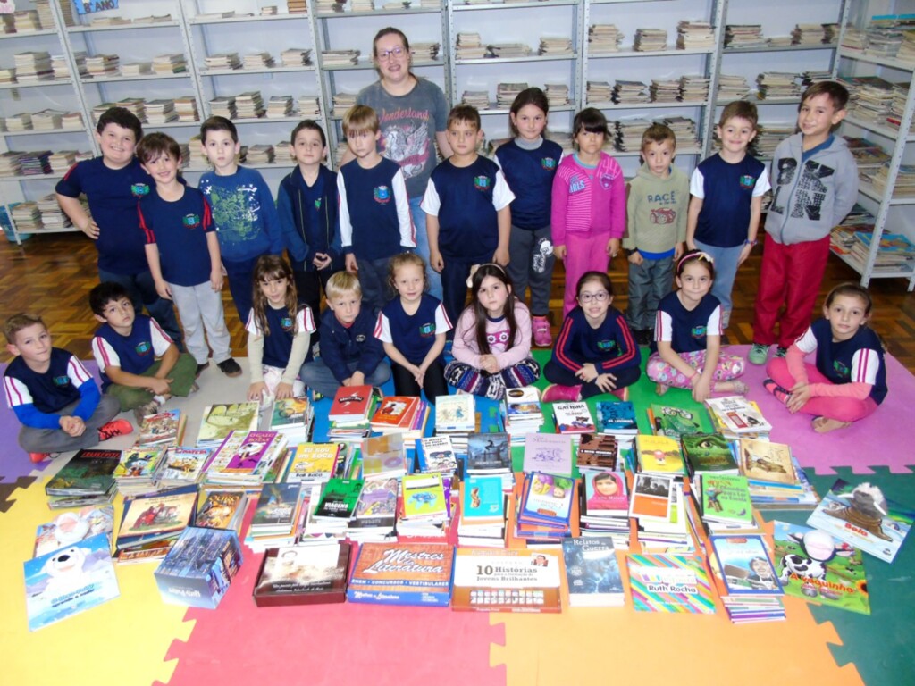 Guaraciaba adquire mais de mil livros para escolas
