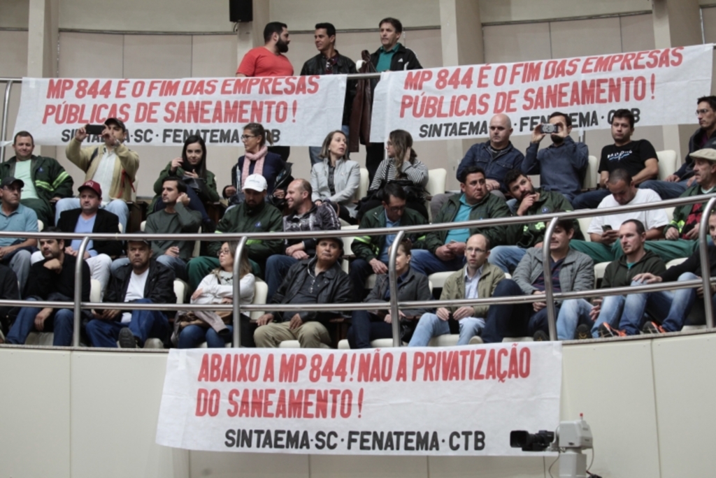 Funcionários protestam contra MP do saneamento
