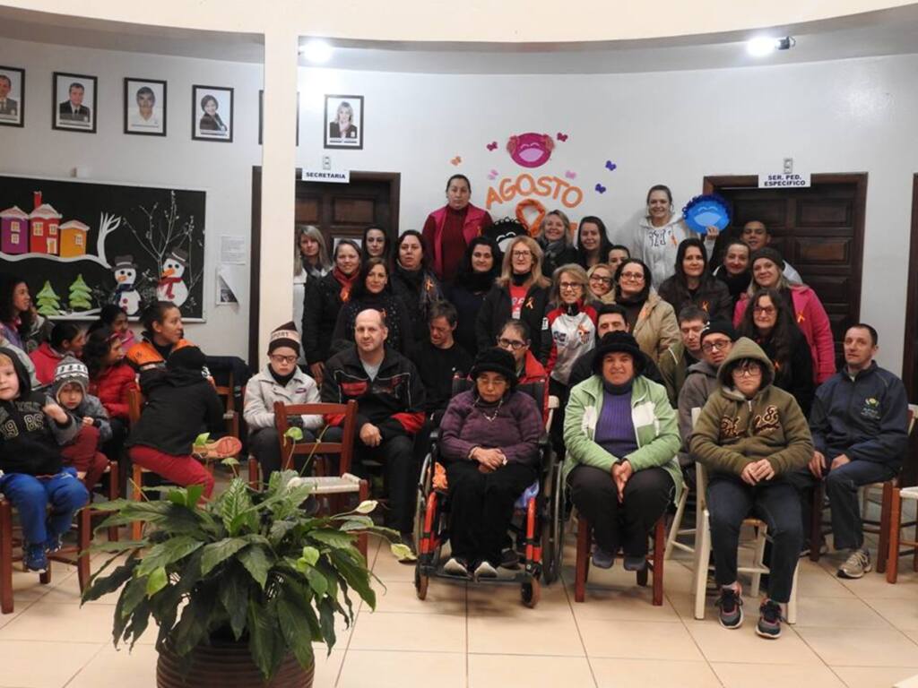 Apae de SMOeste celebra o Agosto Laranja