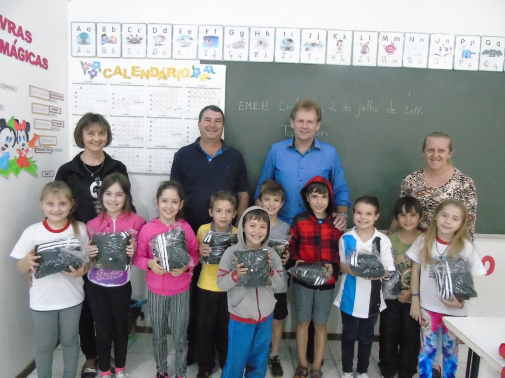 Estudantes recebem novos uniformes escolares