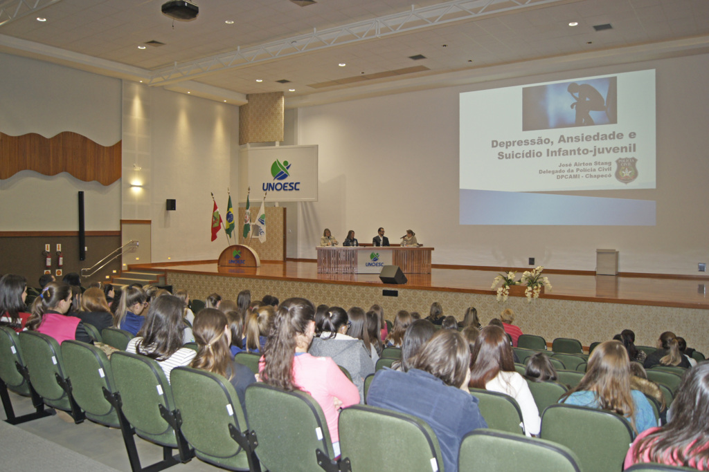 Acadêmicos participam de palestra sobre suicídio