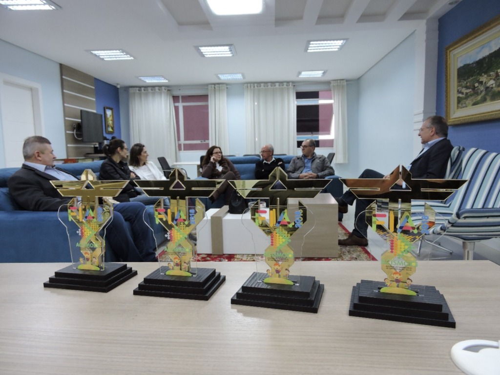 Acismo  entrega premiação para colaboradores