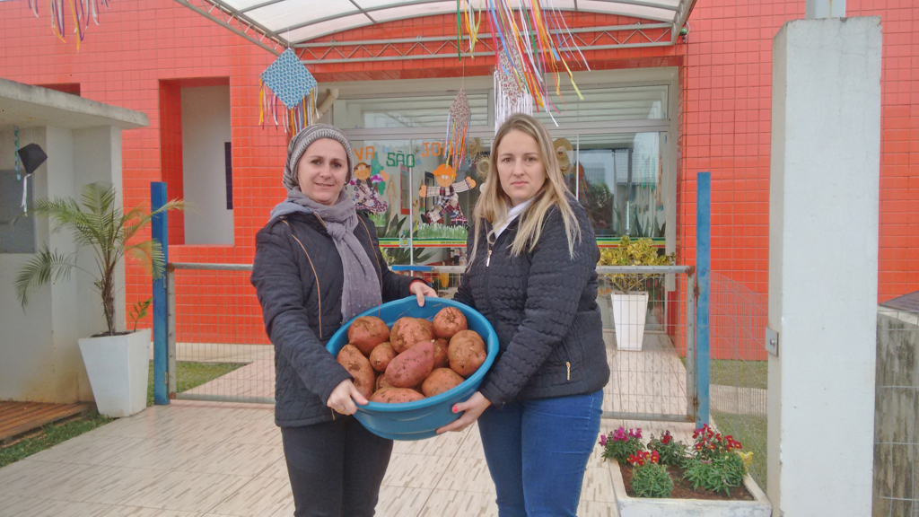 Curso entrega alimentos a instituições
