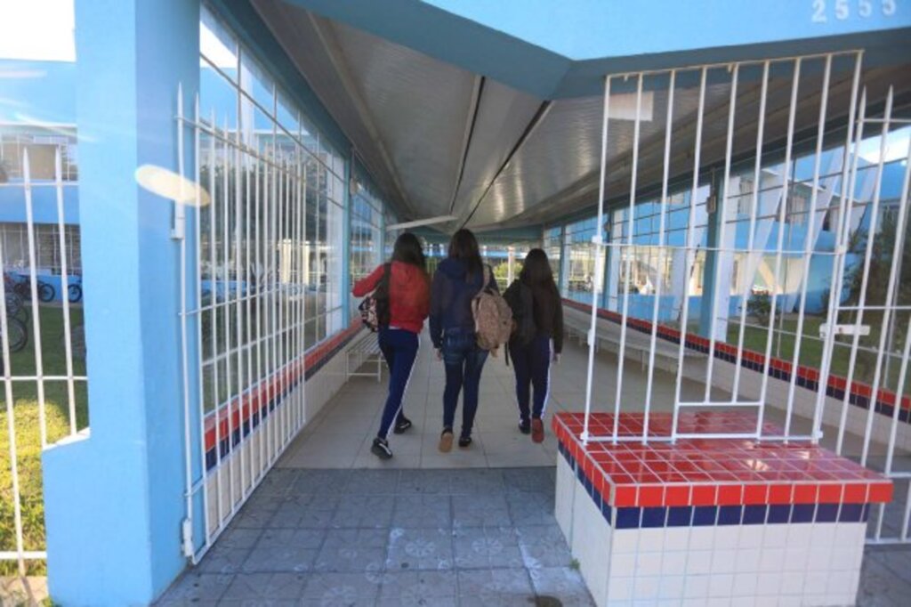 Escolas estaduais retomam aulas amanhã
