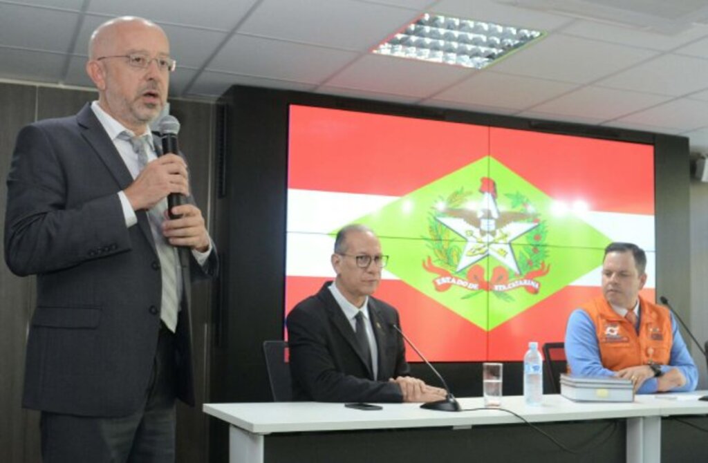 'É preciso checar informações', diz secretário