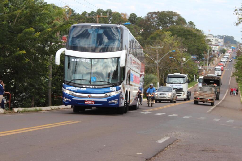 Manifestantes fazem carreata em SMOeste
