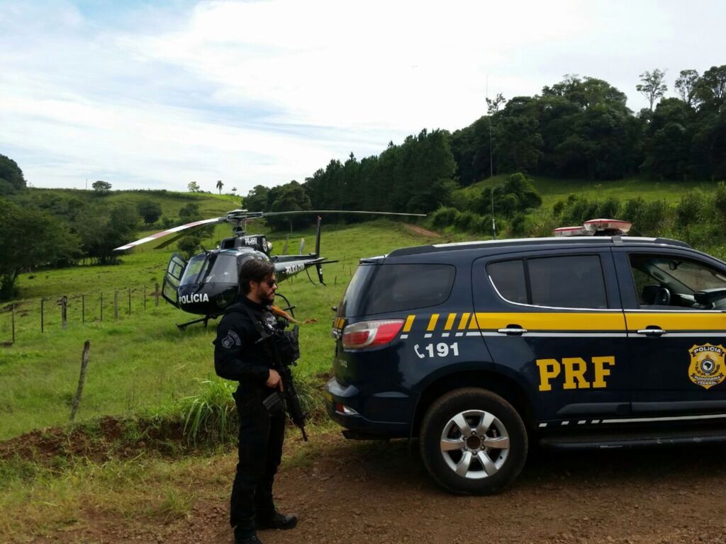 Operação apreende caminhão com contrabando