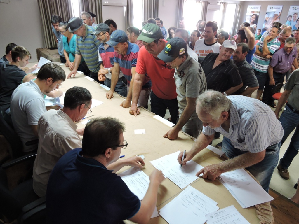 Agricultores retiram sementes em SMOeste