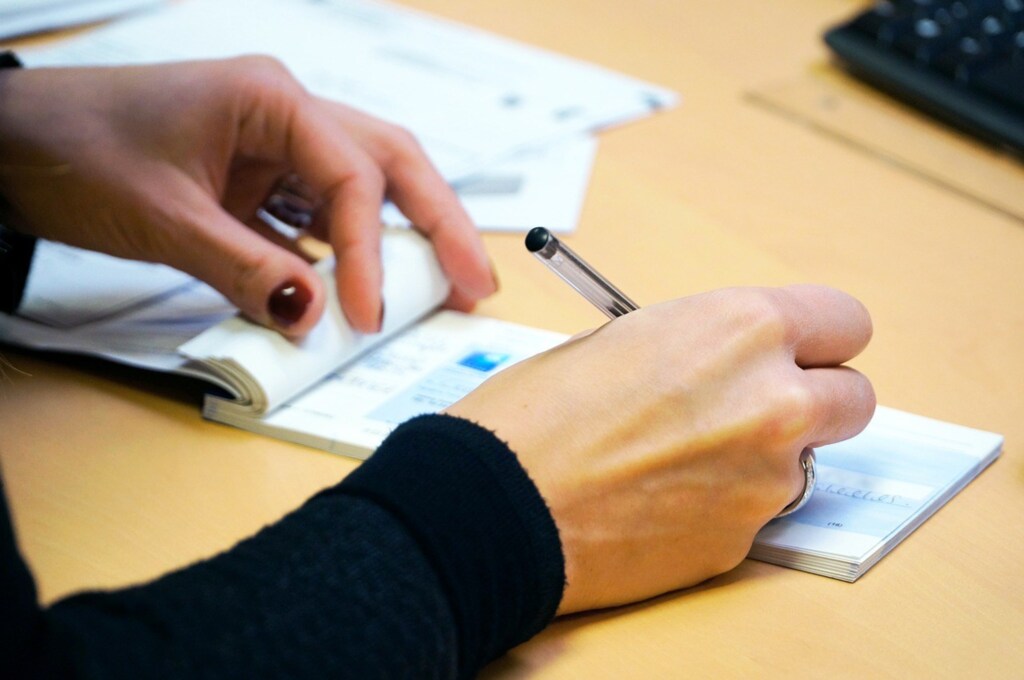 Prazo para compensar cheque de até R$ 300 muda a partir de segunda