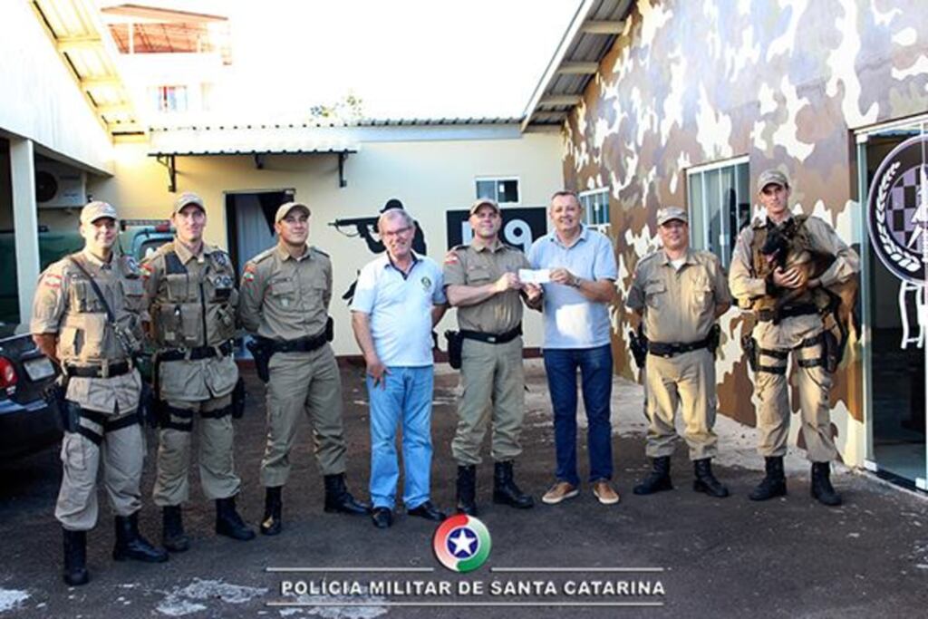 Canil do 11°BPM/Fron recebe doação do Rotary Clube