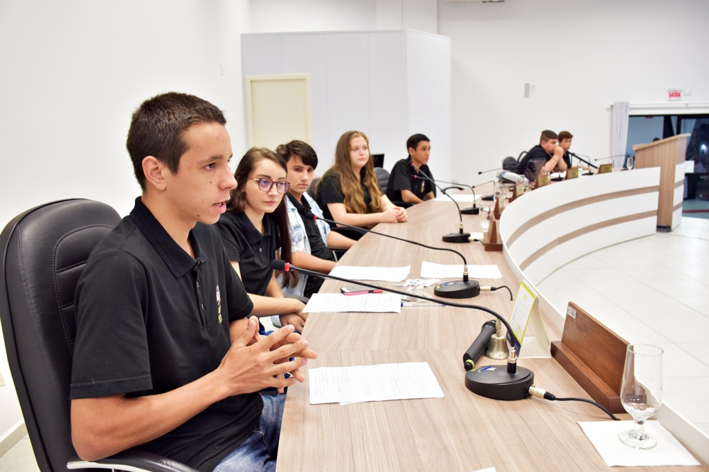Vereadores mirins fazem pedidos durante sessão