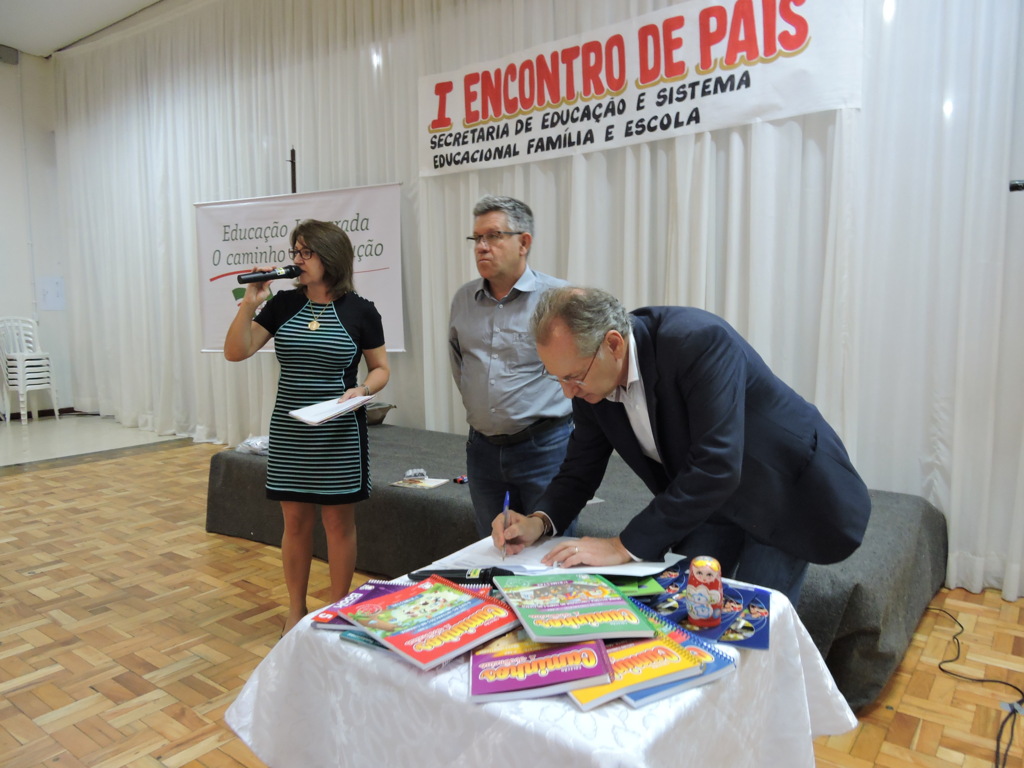 Prefeito assina Lei que permite repasse mensal de valores às APPs