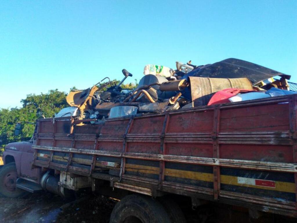Caminhão com placa de Realeza é flagrado descartando lixo na antiga área do Lixão