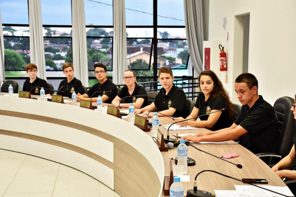 Vereadores mirins formam comissões e apresentam pedidos