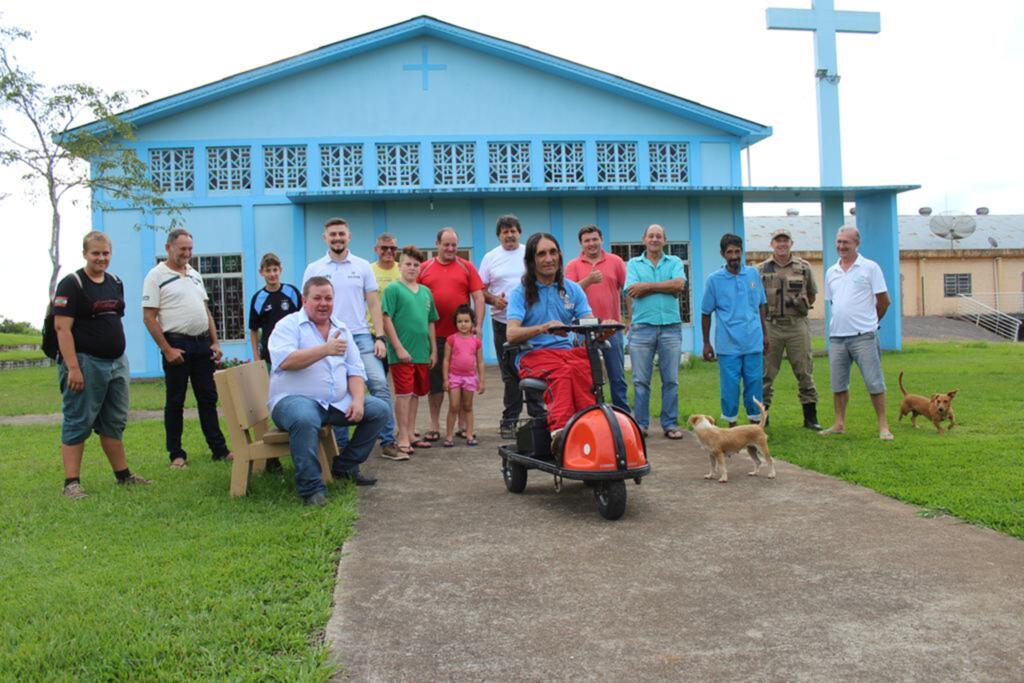 Morador recebe cadeira de rodas motorizada