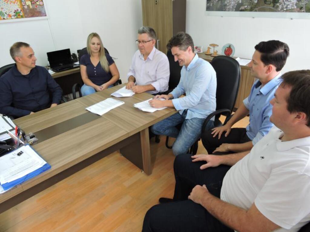 Assinado contrato para implantação do Estacionamento Rotativo