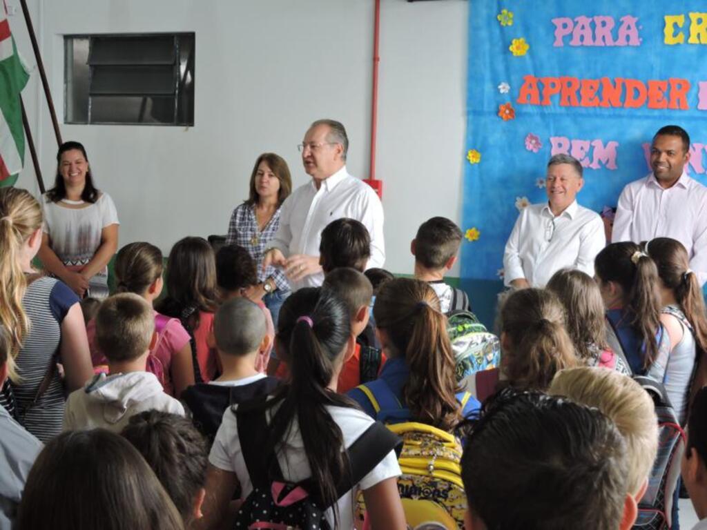 Prefeito recepciona alunos na volta às aulas