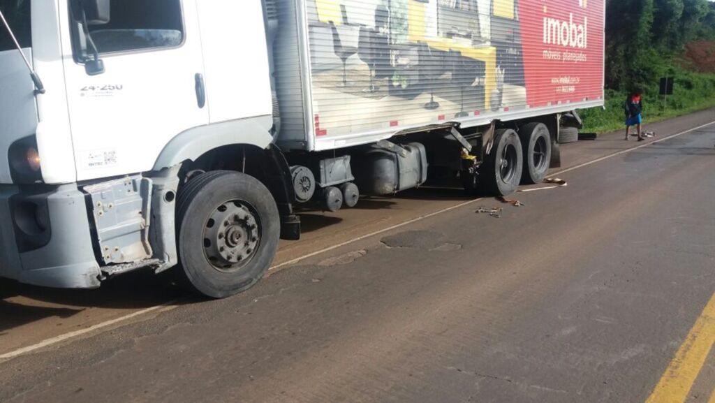 Caminhão de SMOeste se envolve em acidente em Faxinal