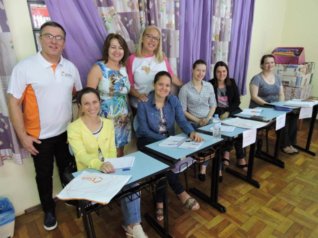 Novo sistema de ensino integra professores, alunos e familiares