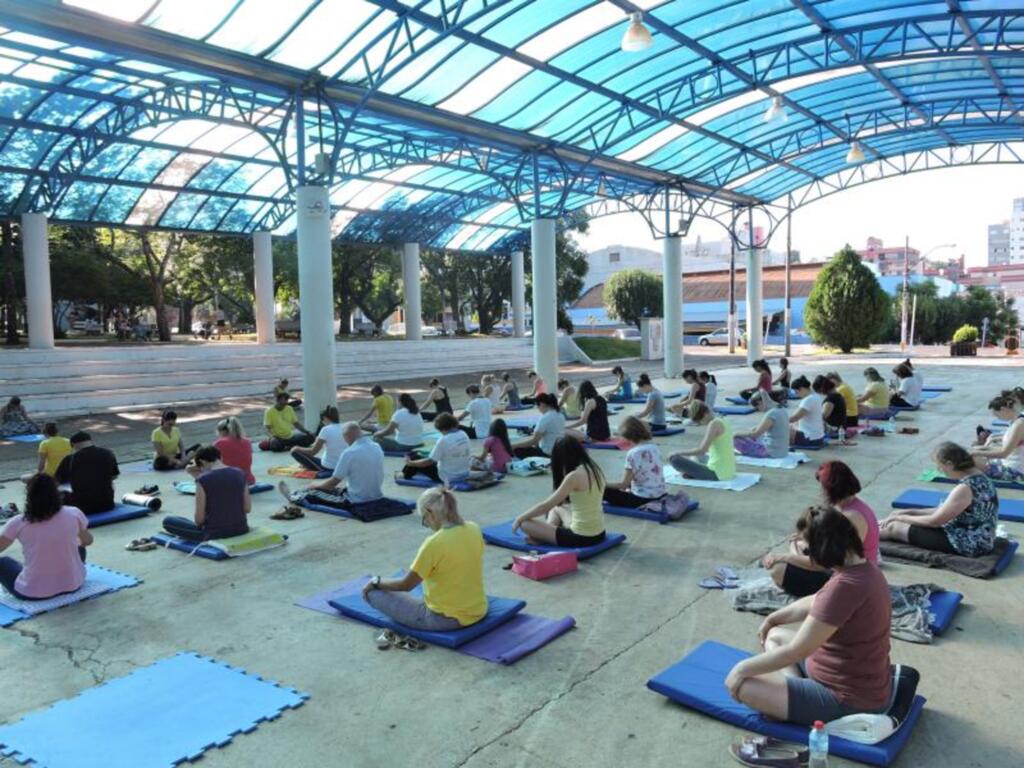 Primeiro dia do projeto 'Saúde e Yoga na Praça' teve boa participação