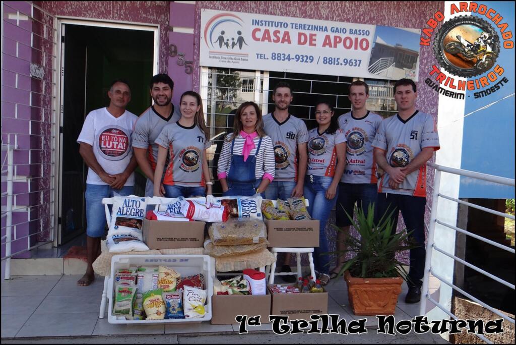 Trilheiros repassam alimentos para Casa de Apoio