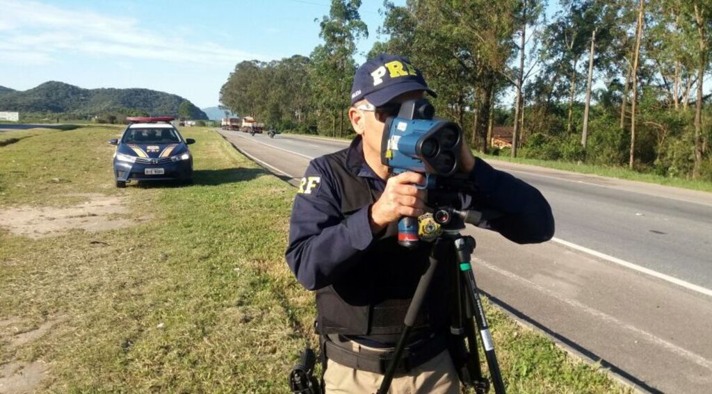 Mais de mil veículos são flagrados acima do limite de velocidade