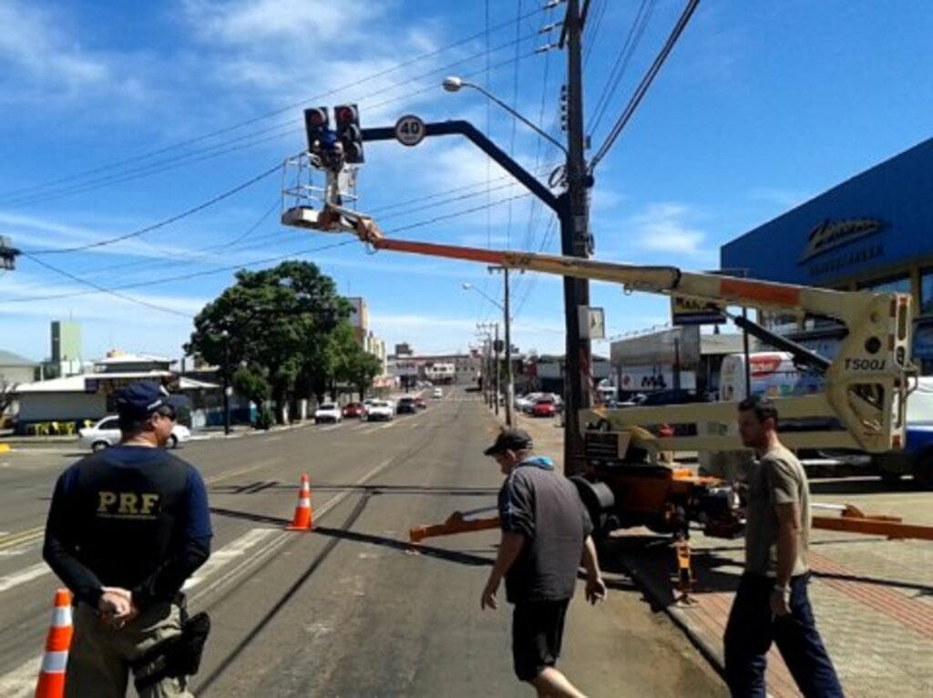 Semáforos estão em manutenção nesta manhã