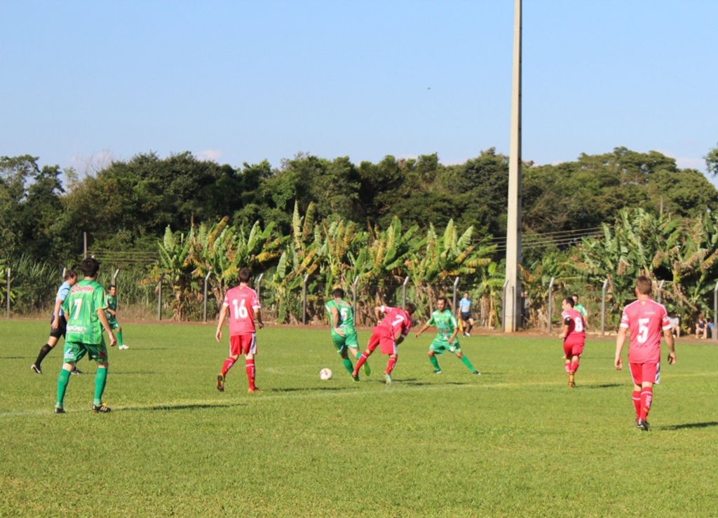 Ouro Verde empata mas segue na liderança