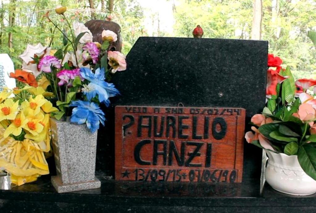 Tiago Rosário/Folha do Oeste - Jazigo do padre Aurélio está na Gruta de São Miguel do Oeste