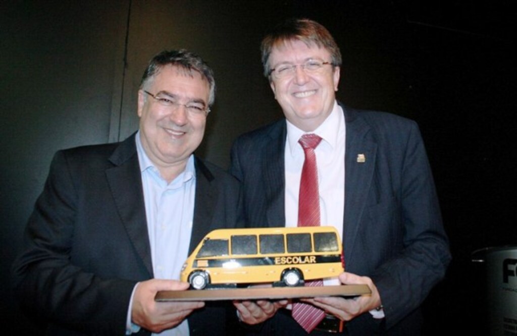 Bandeirante e Barra Bonita recebem ônibus escolares