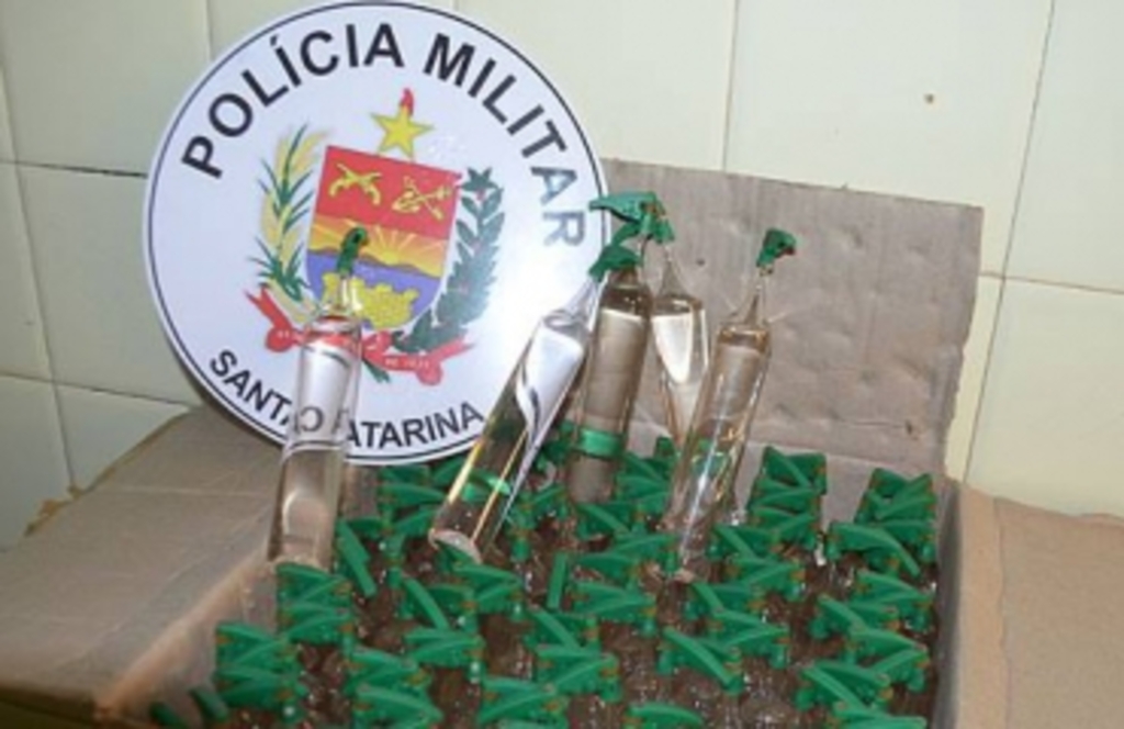 Duas pessoas são presoas com mais de 800 frascos de lança perfume