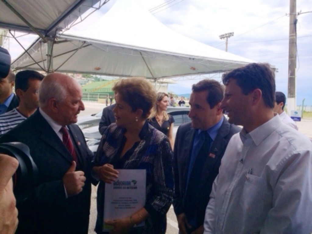 Adjori Brasil entrega manifesto do Pacto Federativo à Dilma