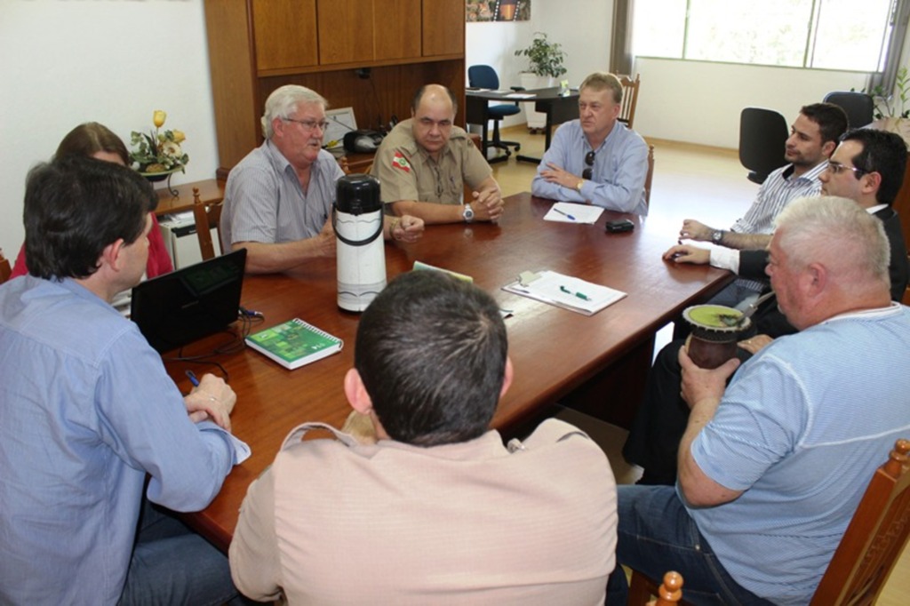 Autoridades discutem o fluxo de caminhões em Itapiranga