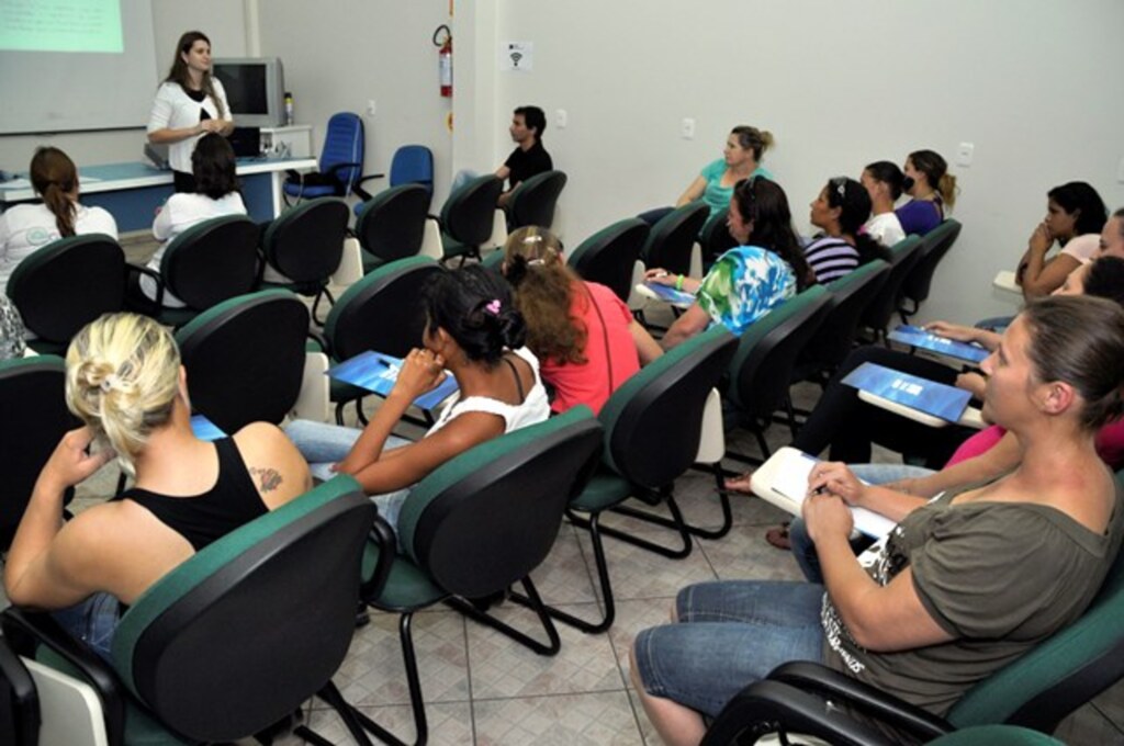 Mulheres participam de capacitação sobre os cuidados com a casa