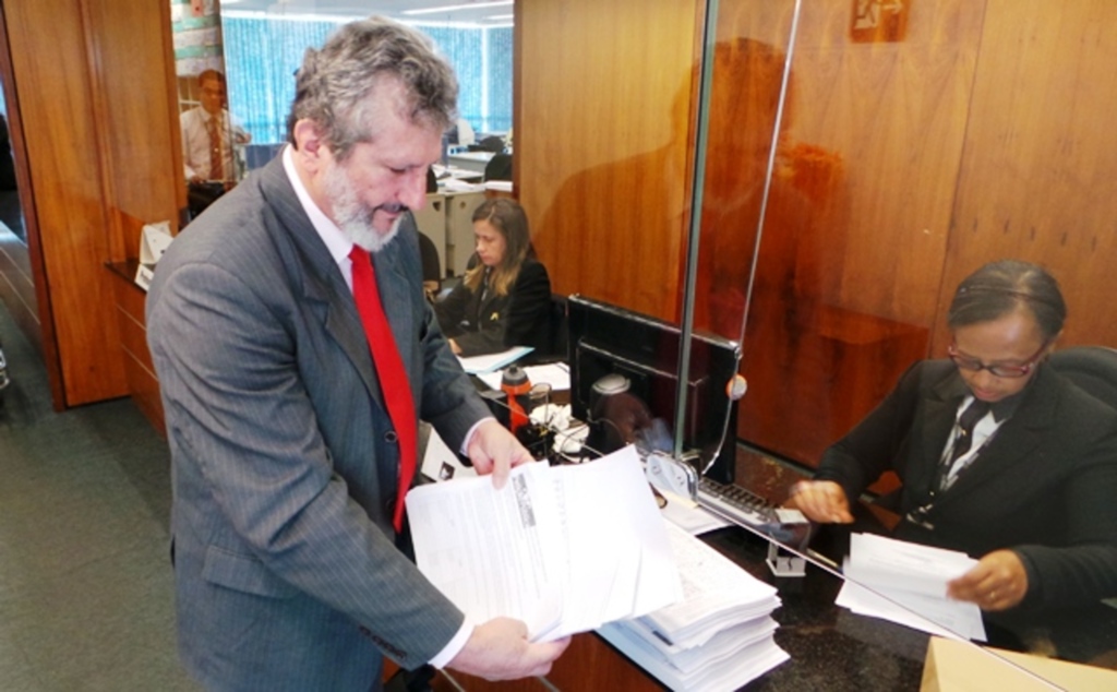 Padre Pedro entrega ao STF 30 mil assinaturas pelo fim dos salários vitalícios