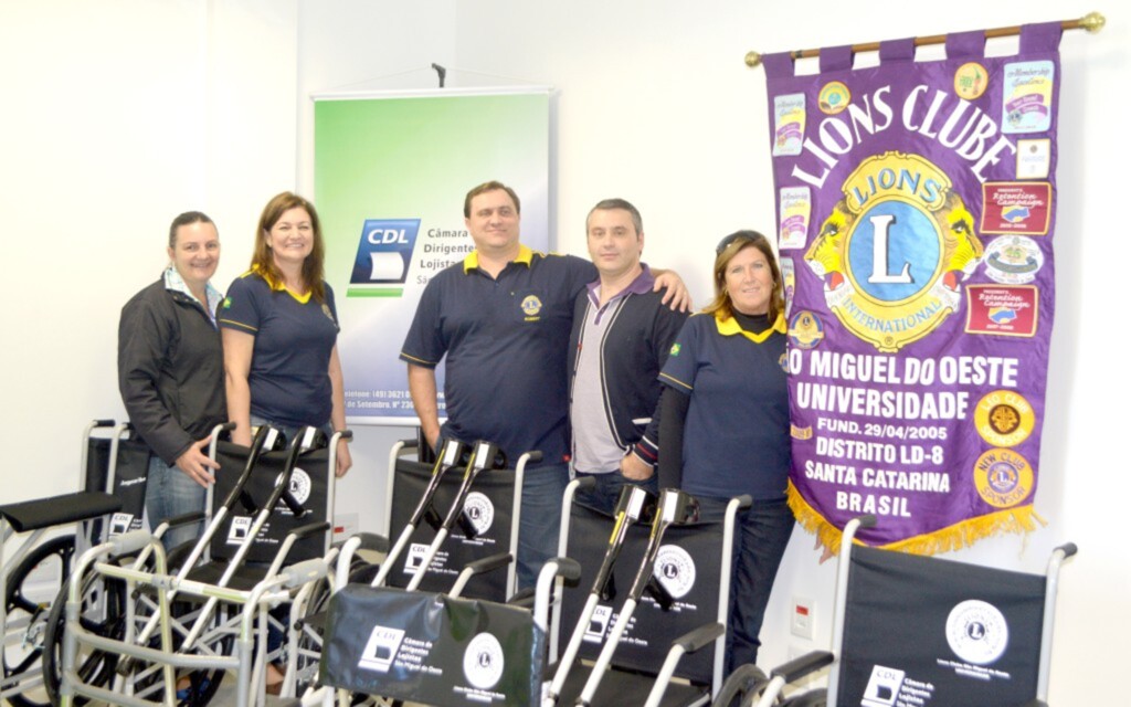CDL doa aparelhos ortopédicos ao Lions Clube São Miguel do Oeste